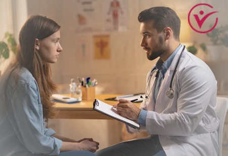 Врач проводит консультацию